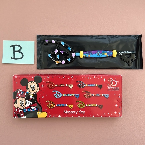 Disney 30th Year Store Anniversary Mystery Key - Genie From Aladdin - Picture 2 of 3
